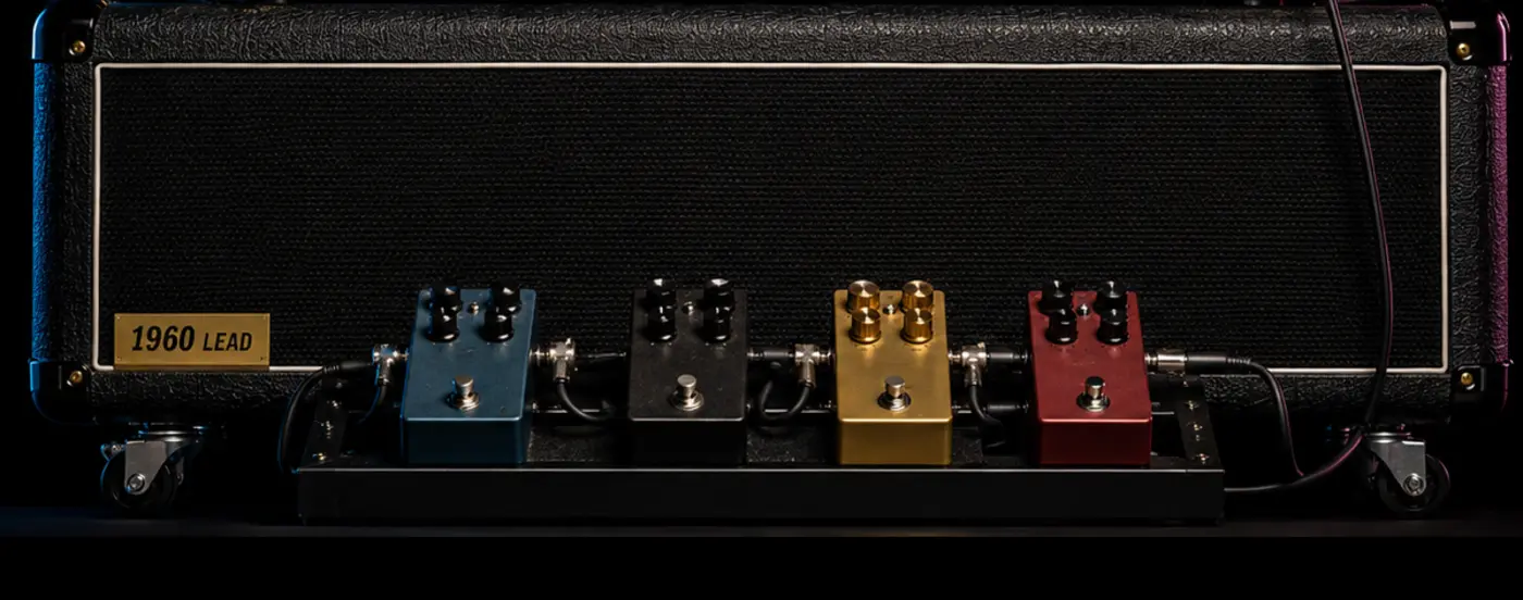 Kaiser's 1960 Lead speaker cabinet and connected pedalboard